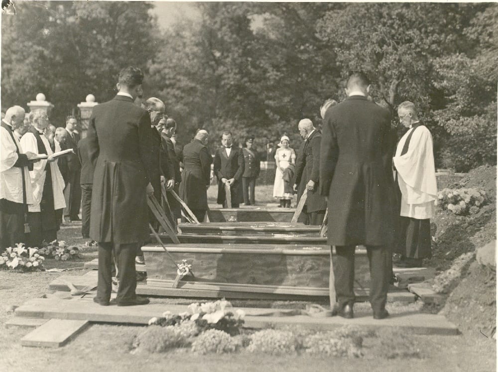 Image of funeral for casualties of Air Raid at Vickers Armstrongs Ltd, Brooklands. (152.1964/6)