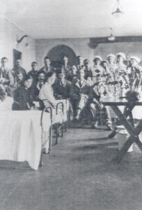 Nurses and patients in a ward at Mount Felix Hospital, Walton, First World War.