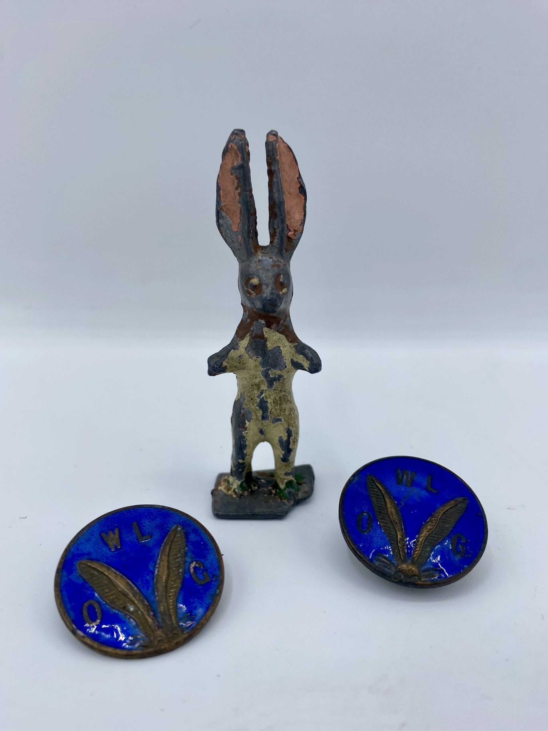 23.1977/19. Gugnunc enamel badges and Wilfred the rabbit.